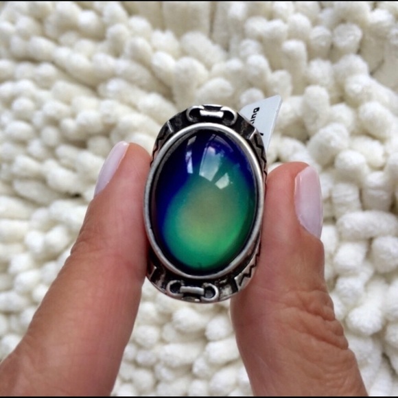 OVAL STATEMENT MOOD RING - Picture 4 of 4